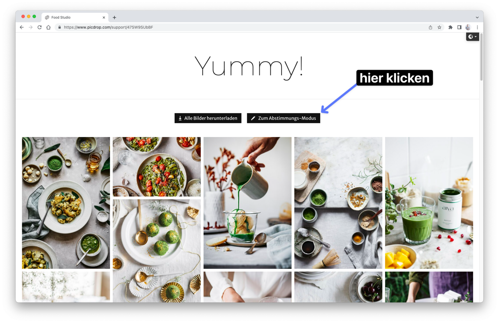 Eine Webseite mit dem Titel „Yummy!“ zeigt ein Raster mit farbenfrohen Essensfotos. Darüber befinden sich Schaltflächen zum Herunterladen der Bilder und zum Wechseln in den Admin-Modus. Eine Beschriftung mit „Hier klicken“ und einem Pfeil zeigt nach oben rechts.
