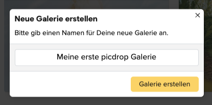 Ein Dialogfeld mit dem Titel „Neue Galerie erstellen“ fordert den Benutzer auf, einen Namen für die neue Galerie einzugeben. Das Eingabefeld zeigt „Meine erste picdrop Galerie“ an, und unten rechts befindet sich eine gelbe Schaltfläche mit der Aufschrift „Galerie erstellen“.