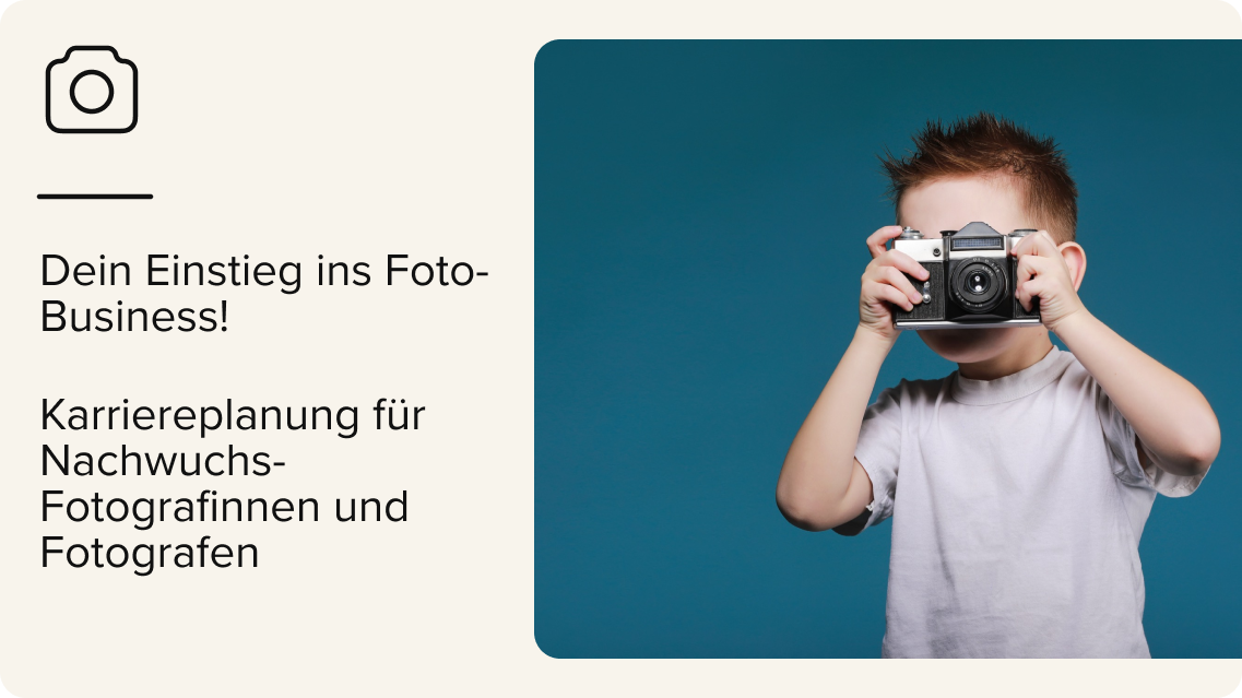 Ein kleiner Junge mit kurzen braunen Haaren hält sich vor blauem Hintergrund eine Kamera vors Gesicht. Links daneben wirbt ein deutscher Text für angehende Fotografen, die eine Karriere in der Fotografie planen möchten.