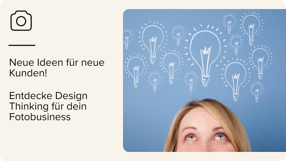 Eine Frau blickt auf gezogene Glühbirnen über ihrem Kopf auf blauem Hintergrund. Deutscher Text lautet: Neue Ideen für neue Kunden! Entdecke Design Thinking für dein Fotobusiness.